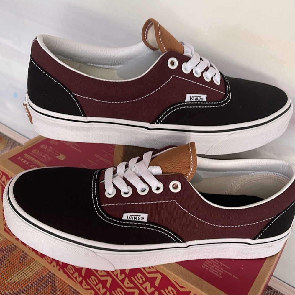 Vans Men’s Era Color Block Black/Brown
VN0005UEYS8
Sneakers - Picture 11 of 16
